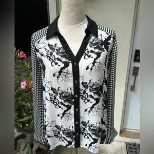 ALFANI. Black/White floral blouse. Button down. Black & White Houndstoot…